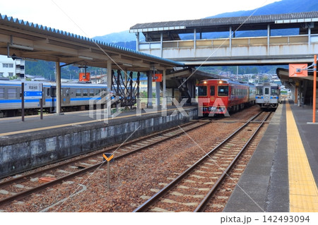 阿波池田駅で停車する普通列車と四国まんなか千年ものがたり(徳島県三好市) 阿波池田駅で停車する普通列車と四国まんなか千年ものがたり(徳島県三好市) 142493094