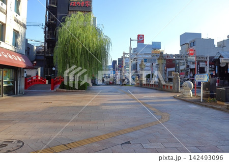はりまや橋（はりまや通り）前の風景（高知県高知市） 142493096