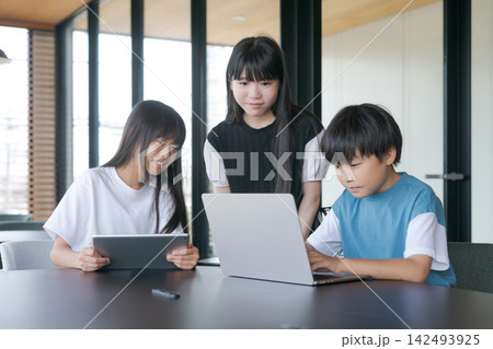 IT学習をする子ども達 IT学習をする子ども達 142493925