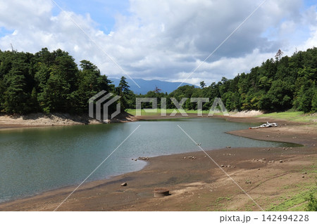 東沢公園の東沢ため池の風景(山形県村山市) 東沢公園の東沢ため池の風景(山形県村山市) 142494228