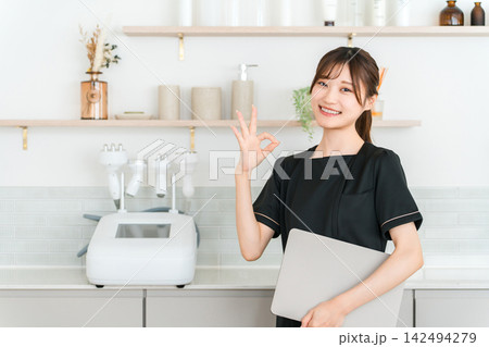 美容サロンで笑顔でOKサインを出す女性エステティシャン 美容サロンで笑顔でOKサインを出す女性エステティシャン 142494279