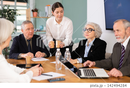 Senior representatives of business community participate at round table talks 142494284