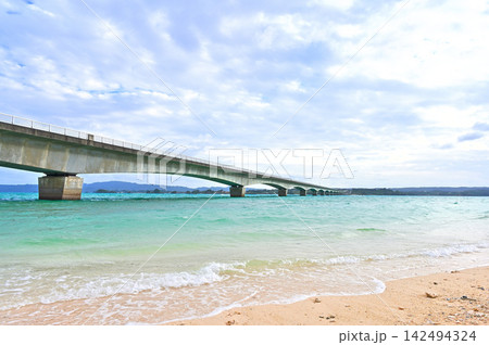 沖縄県の古宇利島　古宇利ビーチより古宇利大橋を眺める 142494324