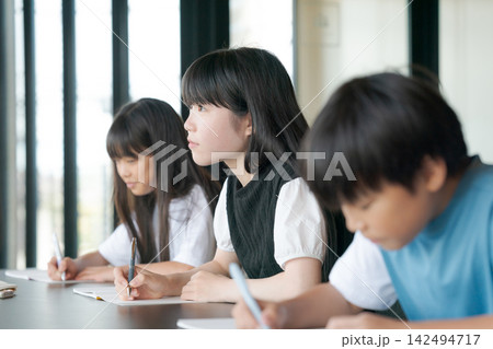 フリースペースで勉強をする子ども達 フリースペースで勉強をする子ども達 142494717