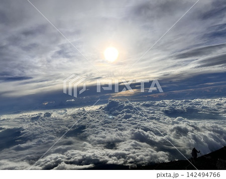 山頂から望む雲海と輝く太陽の絶景 山頂から望む雲海と輝く太陽の絶景 142494766