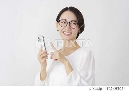スマホを使うミドル女性 白背景 スマホを使うミドル女性 白背景 142495034