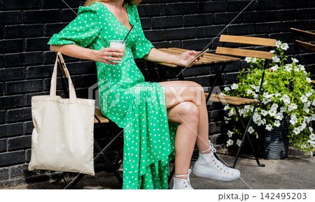 Young beautyful woman with linen eco bag on city background. 142495203