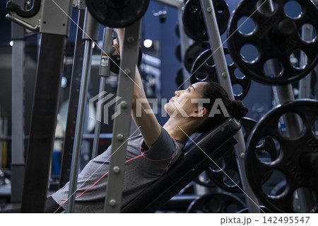 トレーニング 女性 インクラインベンチプレス トレーニング 女性 インクラインベンチプレス 142495547