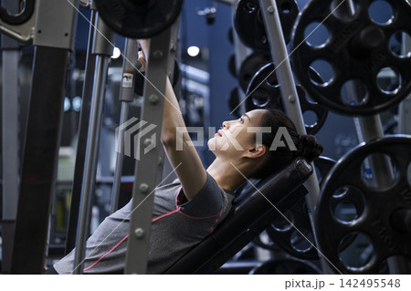 トレーニング 女性 インクラインベンチプレス トレーニング 女性 インクラインベンチプレス 142495548