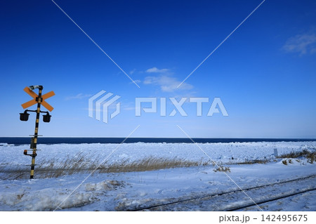 厳寒オホーツク海の流氷 142495675