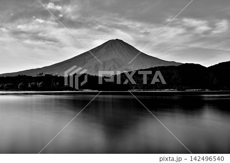 河口湖から夏の富士山 長秒撮影 モノクローム 河口湖から夏の富士山 長秒撮影 モノクローム 142496540