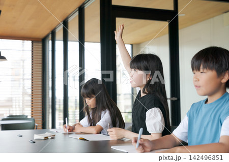 勉強をする小中学生 142496851