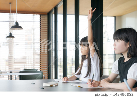 勉強をする小中学生 142496852