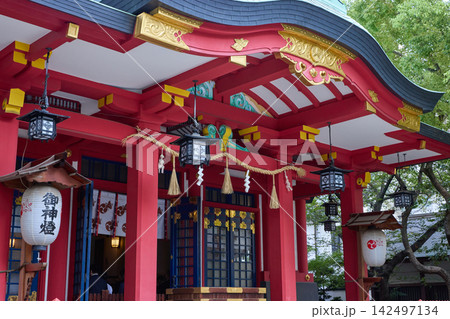 御霊神社の美しい朱色の拝殿と神燈、大阪 御霊神社の美しい朱色の拝殿と神燈、大阪 142497134