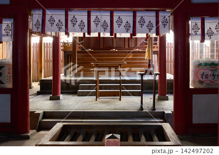 御霊神社の拝殿内部と伝統的な装飾 御霊神社の拝殿内部と伝統的な装飾 142497202