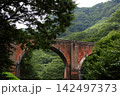 風の群馬気まま旅（旧碓氷峠鉄道の技術と美しさの赤煉瓦アーチ橋は「めがね橋」の愛称で親しまれている。） 142497373