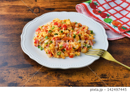 ウェボス・ア・ラ・メヒカーナ Huevos a la mexicana (メキシコ料理) ウェボス・ア・ラ・メヒカーナ Huevos a la mexicana (メキシコ料理) 142497445