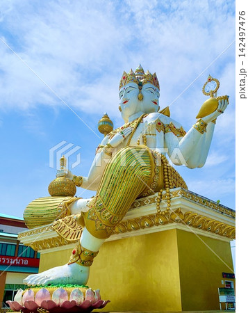 タイのピンクガネーシャ近くにあるブラフマー神と青空 タイのピンクガネーシャ近くにあるブラフマー神と青空 142497476