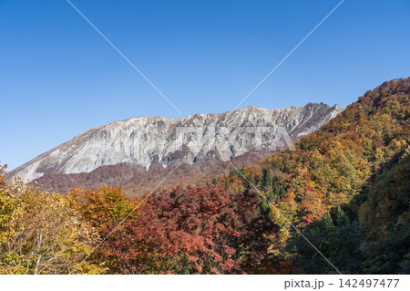 鍵掛峠から見た大山と紅葉 鍵掛峠から見た大山と紅葉 142497477