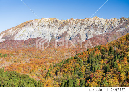 鍵掛峠から見た大山と紅葉 鍵掛峠から見た大山と紅葉 142497572