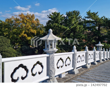 This is Jeju Island's Chilseonyeo Bridge, which has stone railings. 142497702