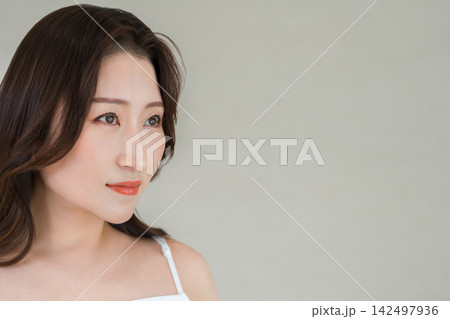 美しい横顔とコピースペースのある大人女性の美容イメージ(40代,50代) 美しい横顔とコピースペースのある大人女性の美容イメージ(40代,50代) 142497936
