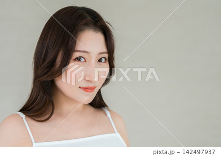 美しい横顔とコピースペースのある大人女性の美容イメージ(40代,50代) 美しい横顔とコピースペースのある大人女性の美容イメージ(40代,50代) 142497937