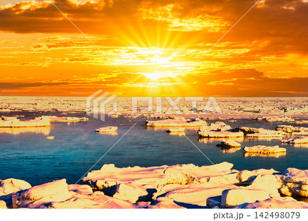 オホーツク海の流氷とサンセット風景 オホーツク海の流氷とサンセット風景 142498079