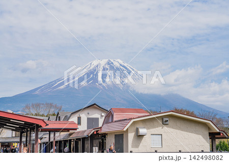富士宮市の道の駅の朝霧高原と富士山の風景(静岡県) 142498082