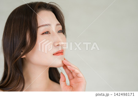 顔の年齢変化やフェイスラインを気にする大人女性 顔の年齢変化やフェイスラインを気にする大人女性 142498171