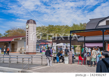 富士宮市の道の駅の朝霧高原の風景(静岡県) 富士宮市の道の駅の朝霧高原の風景(静岡県) 142498247