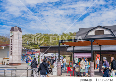 富士宮市の道の駅の朝霧高原の風景(静岡県) 富士宮市の道の駅の朝霧高原の風景(静岡県) 142498248