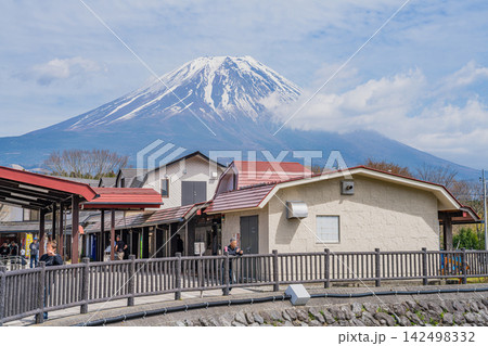 富士宮市の道の駅の朝霧高原と富士山の風景(静岡県) 富士宮市の道の駅の朝霧高原と富士山の風景(静岡県) 142498332