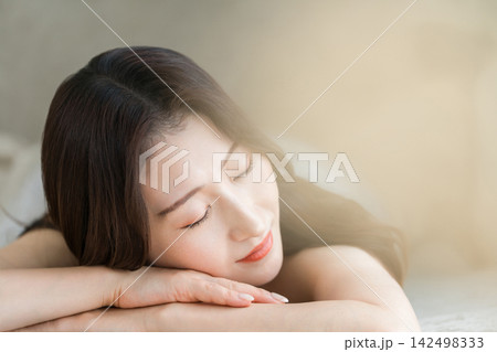リラクゼーションで心と体を休める女性 142498333