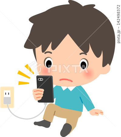 充電中のスマホを使う若い男性 142498372