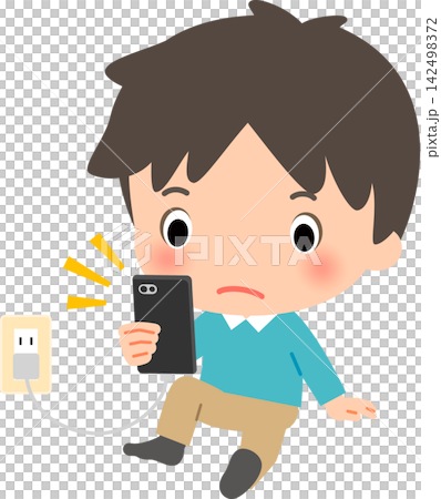 一位年輕男子一邊使用正在充電的智慧型手機。 一位年輕男子一邊使用正在充電的智慧型手機。 142498372