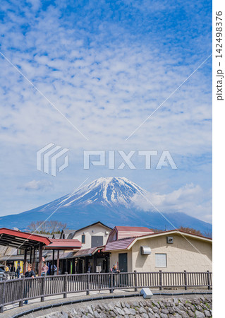 富士宮市の道の駅の朝霧高原と富士山の風景(静岡県) 富士宮市の道の駅の朝霧高原と富士山の風景(静岡県) 142498376