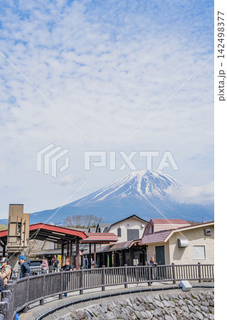 富士宮市の道の駅の朝霧高原と富士山の風景(静岡県) 富士宮市の道の駅の朝霧高原と富士山の風景(静岡県) 142498377
