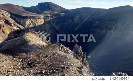 富士山頂の火口 富士山頂の火口 142498444