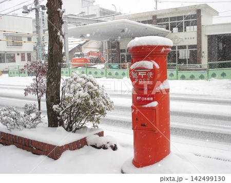 雪の日の丸型ポスト 142499130