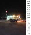 雪の日ガソリンスタンド 142499131