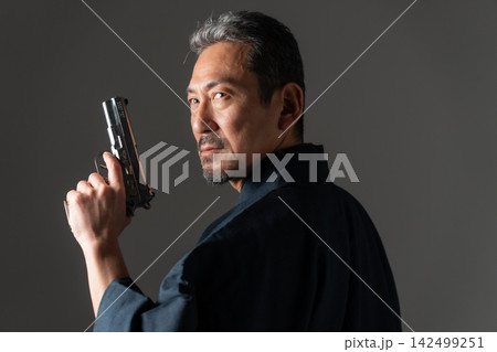 着物を着た男性 142499251