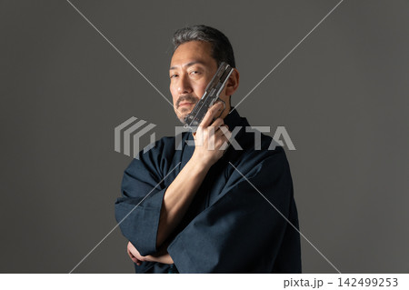着物を着た男性 着物を着た男性 142499253