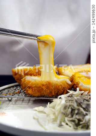 Crispy Japanese cheese tonkatsu pork cutlet filled with melted mozzarella and cheddar cheese 142499630