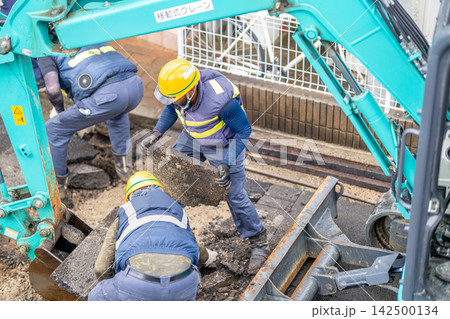 仮舗装撤去 仮アスファルト舗装 道路掘削 作業員 仮舗装撤去 仮アスファルト舗装 道路掘削 作業員 142500134