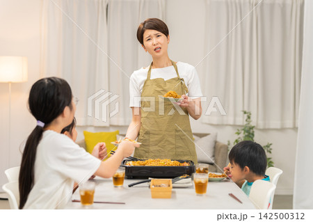 夏休みの子供の食事に困る母親 夏休みの子供の食事に困る母親 142500312