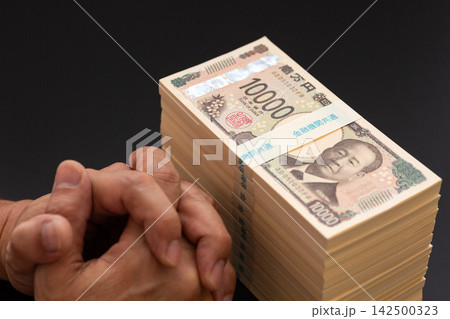1000万円分の札束と男性の手元 142500323