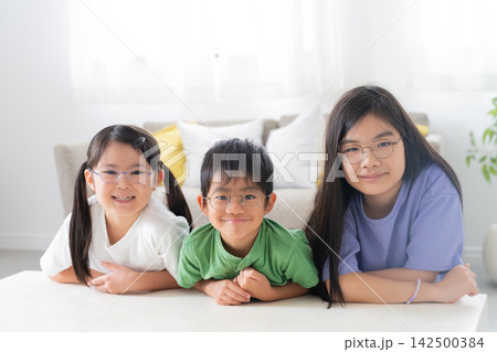 眼鏡をかける子供たち 142500384