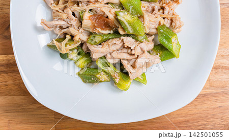 オクラと豚肉の梅肉炒め オクラと豚肉の梅肉炒め 142501055