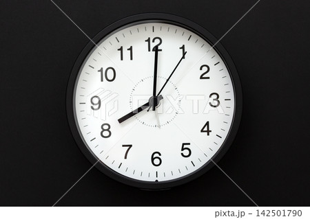 8時を示す黒い時計 黒バック 8時を示す黒い時計 黒バック 142501790